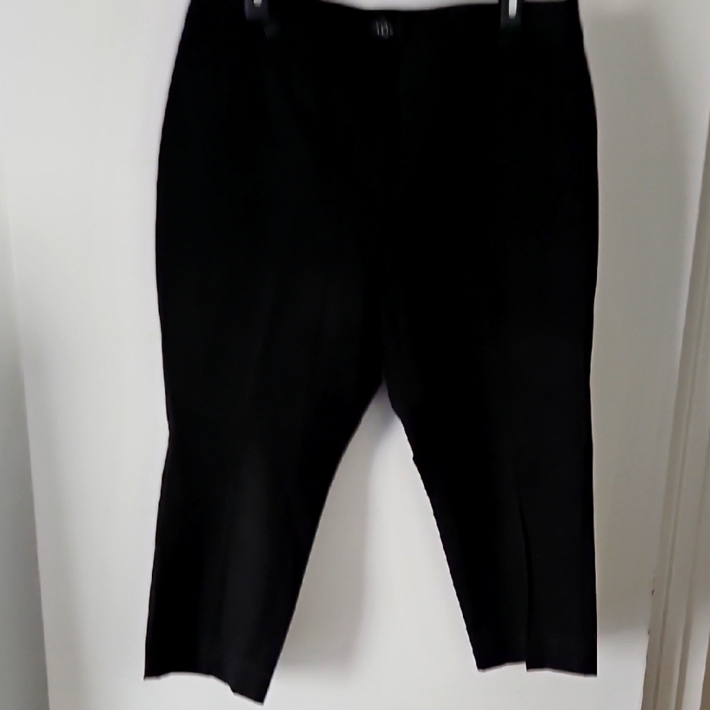 WHITE HAUSE BLACK Classic Black Capris